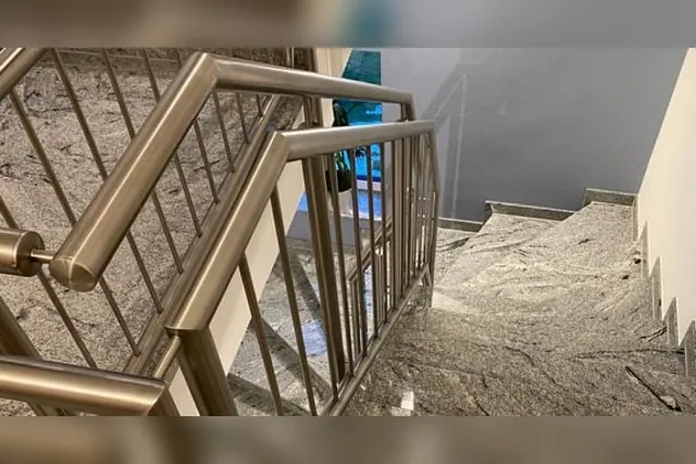 Detail eines Edelstahlgeländers an einer Treppe