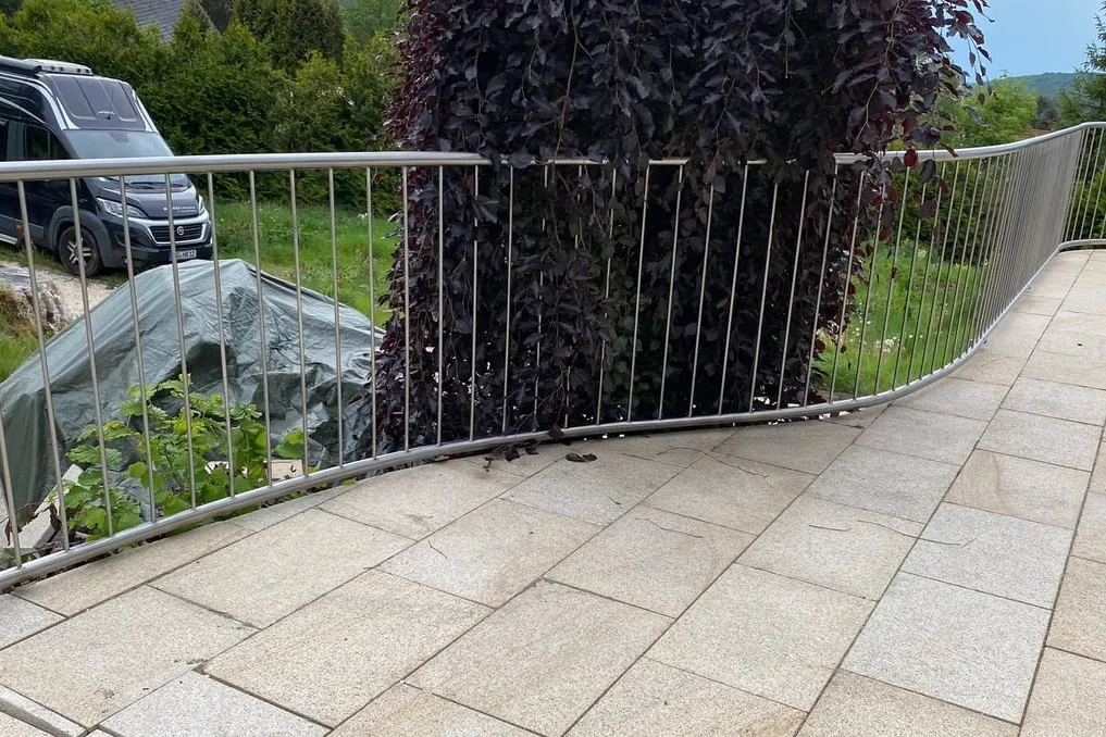 Geschwungenes Edelstahlgeländer auf einer Terrasse