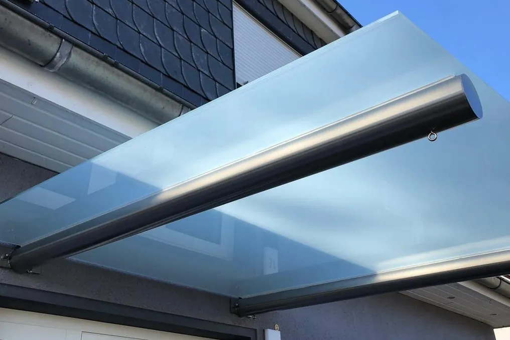 Gläsernes Vordach als Sonderkonstruktion aus Stahl und Glas
