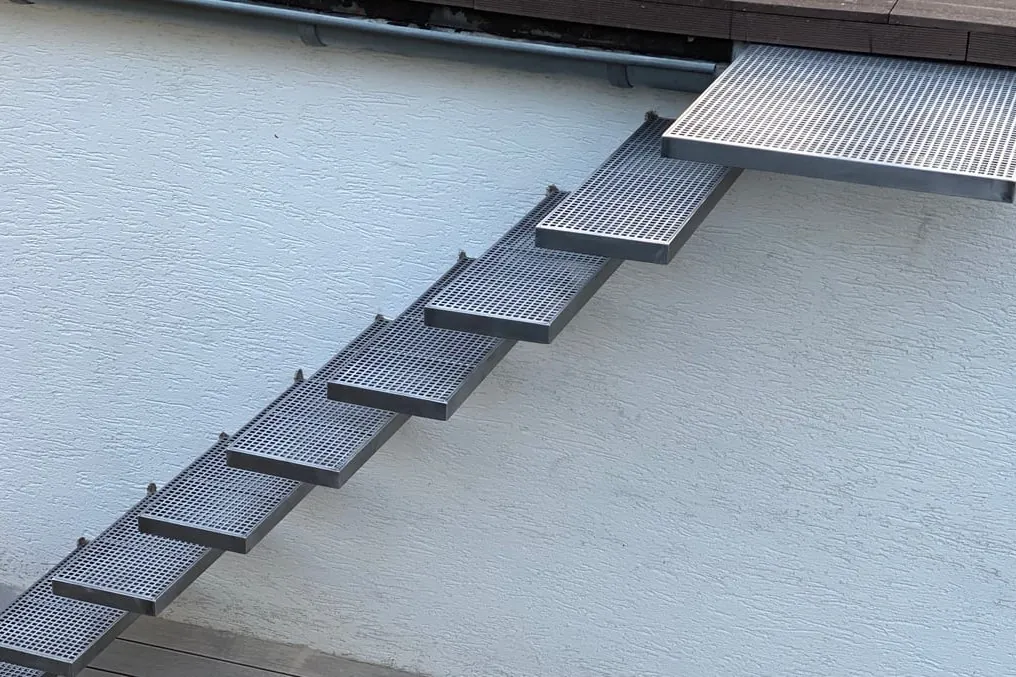Außentreppe mit Gitterroststufen