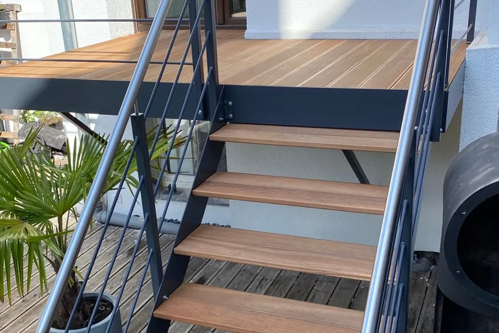 Außentreppe mit Holzstufen und Stahlwange an einer Terrasse