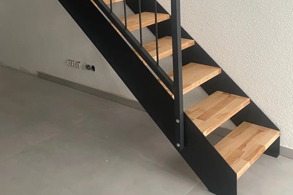 Innentreppe mit Stahlwange und Holzstufen