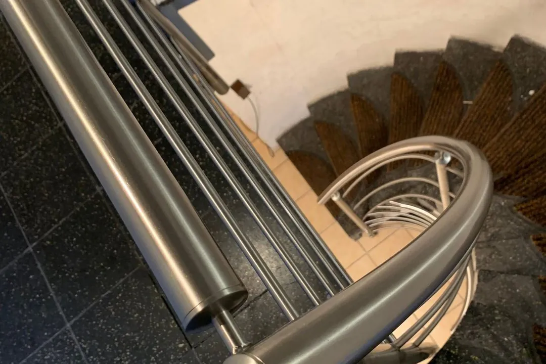 Edelstahl-Wendeltreppe, Detailansicht des Handlaufs